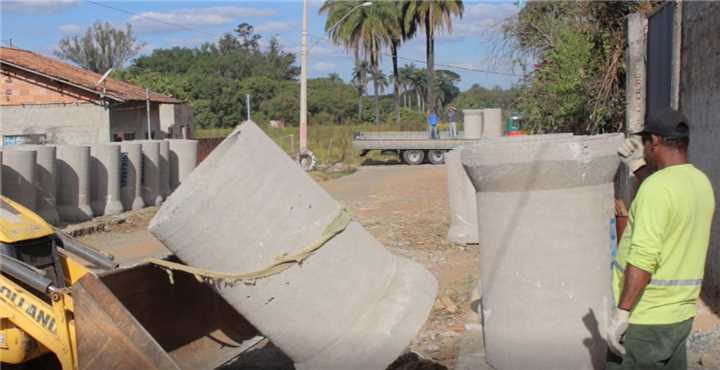 Além da água da chuva e da poeira, a via também era utilizada como bota-fora de lixo e entulhos por alguns moradores.